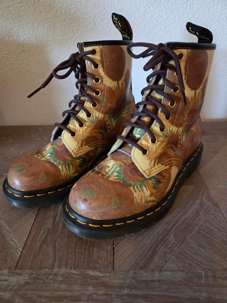 Dr martens zonnebloem special edition national gallery, Ophalen of Verzenden, Zo goed als nieuw, Zwart