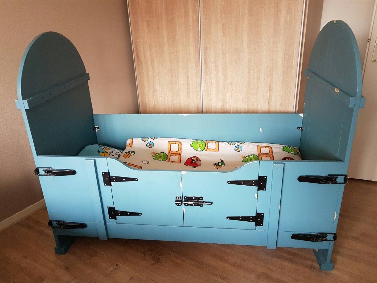 Uniek oud ogend peuter/kleuterbed, Huis en Inrichting, Ophalen, Gebruikt, Eenpersoons, Blauw