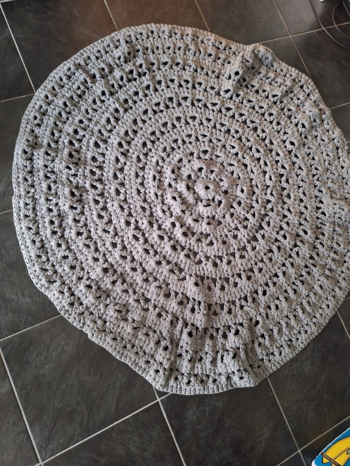 Rond vloerkleed 160cm antraciet - Mooi en zwaar, Huis en Inrichting, Stoffering | Tapijten en Kleden, Gebruikt, 150 tot 200 cm