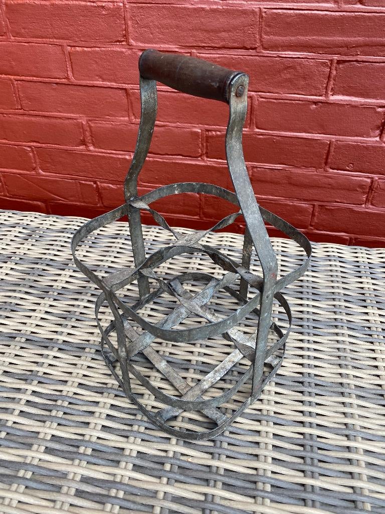 Brocante metalen flessenrek 9Voor 4 fl) handvat van hout, Ophalen of Verzenden
