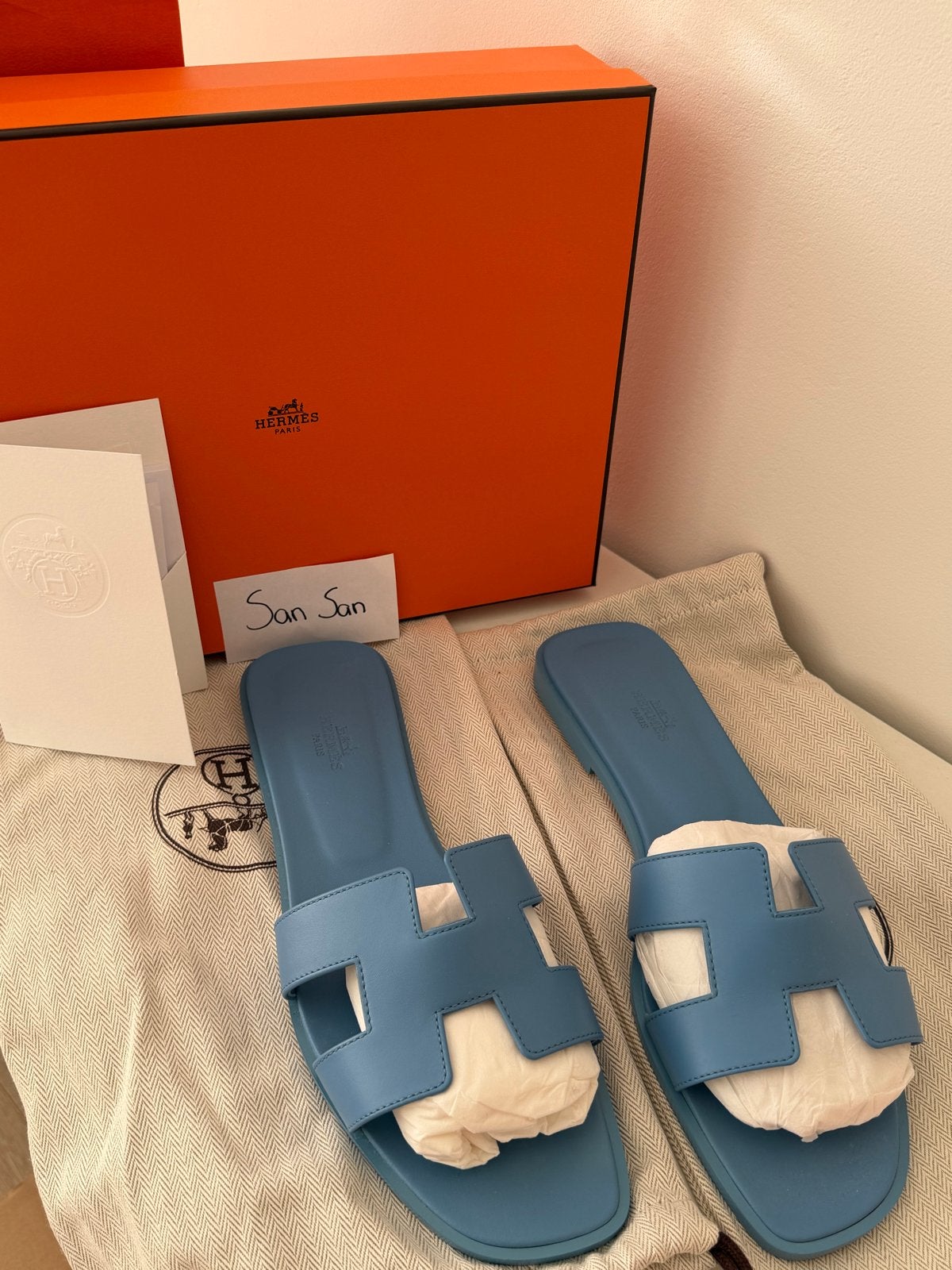 Hermès Oran Sandalen - bleu cameo - Maat 41, Kleding | Dames, Schoenen, Ophalen of Verzenden, Zo goed als nieuw, Blauw, Slippers