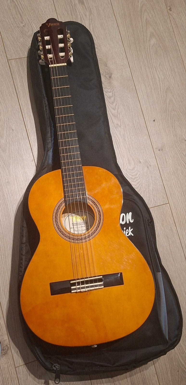 Valensia 3/4 Gitaar met hoes, boekje en capo, Ophalen, Zo goed als nieuw, Klassieke of Spaanse gitaar, Met koffer