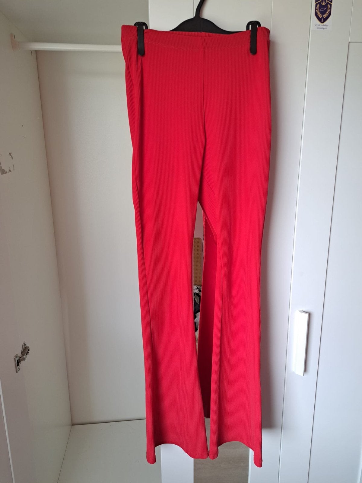 Rode geribbelde flared broek van Costes Studio, Ophalen of Verzenden, Maat 36 (S), Lang, Gedragen