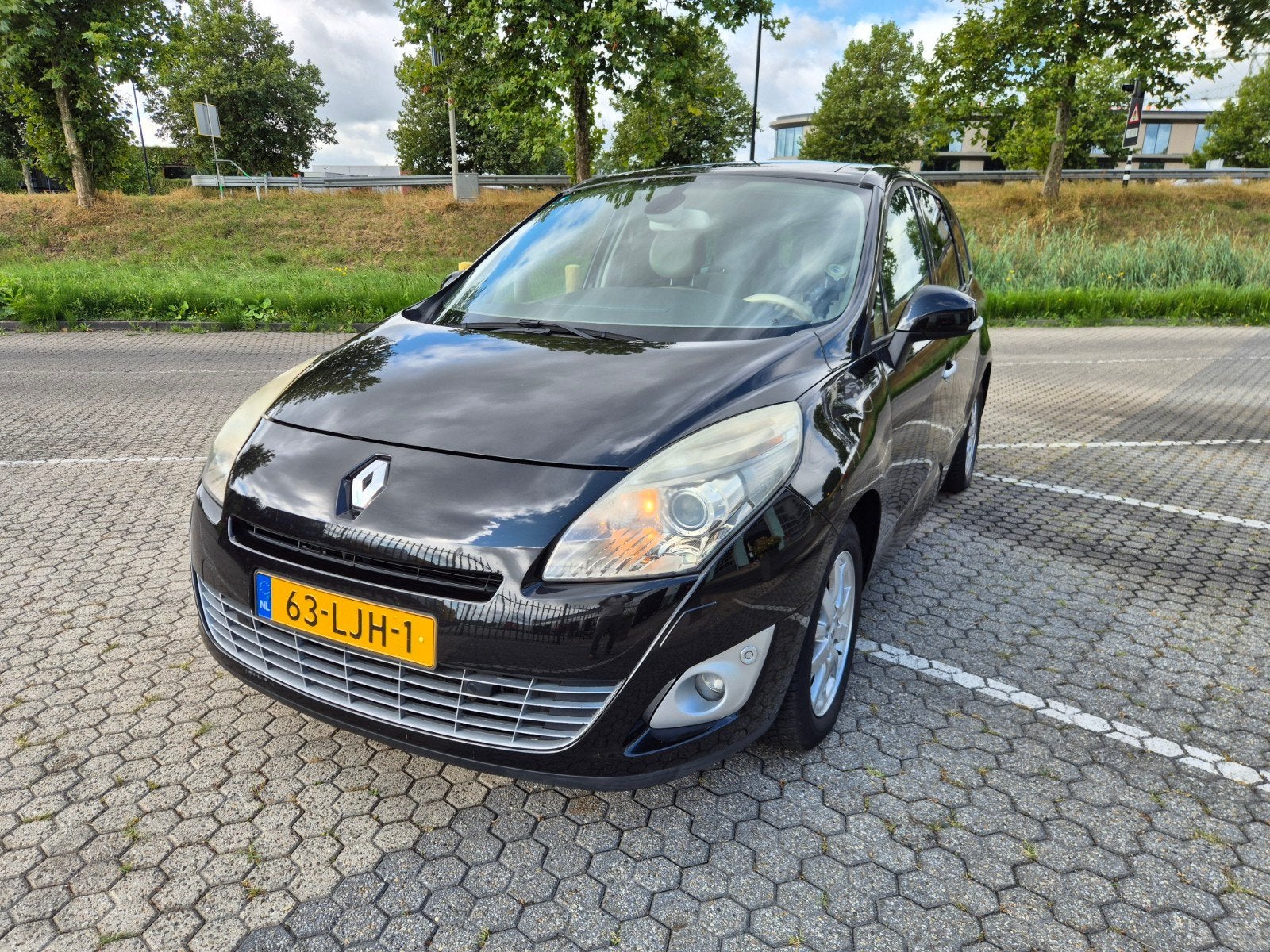 Renault Grand Scenic 2.0 16V 103KW CVT 7P 2010 Zwart, Beige, 4 cilinders, 7 stoelen, Zwart