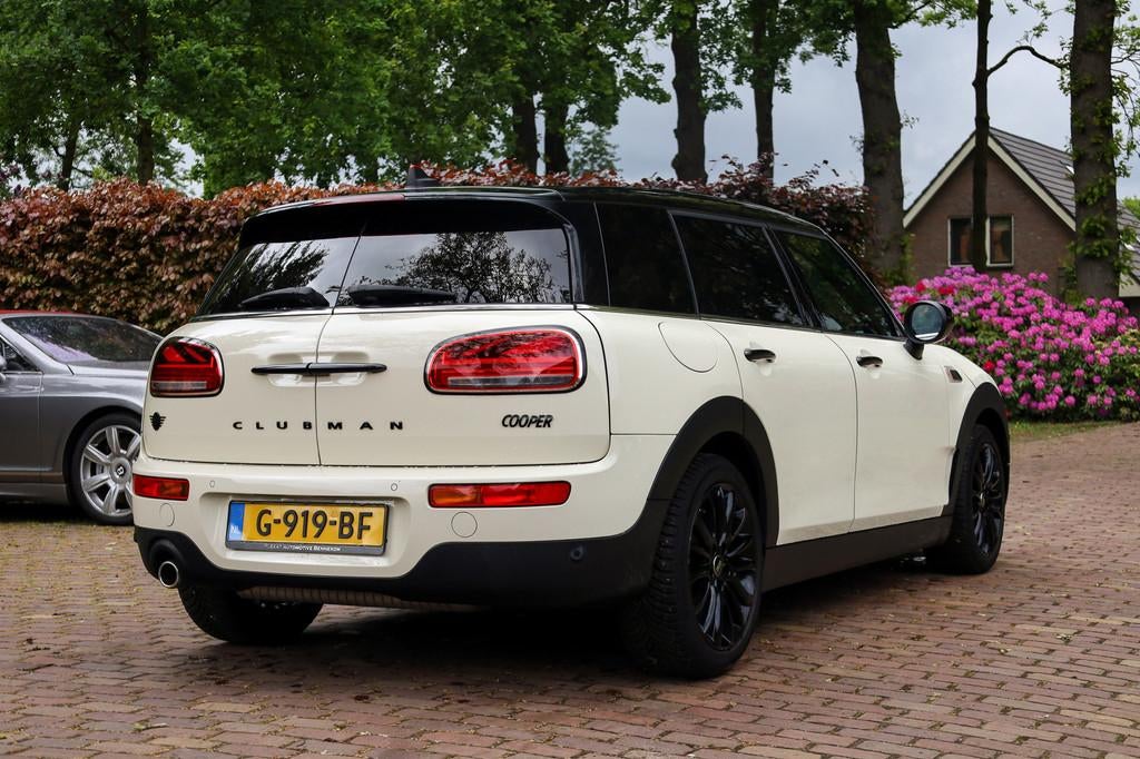 Mini Clubman 1.5 Cooper Business Edition Aut. | Panorama | S, Gebruikt, Leder en Stof, Wit, Origineel Nederlands