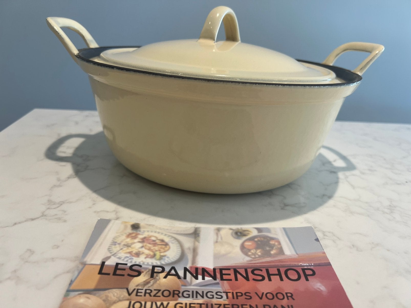 Vintage gietijzeren braadpan 26 cm creme wit in goede staat, Gebruikt, Met handvatten, Ophalen of Verzenden, Onbekend