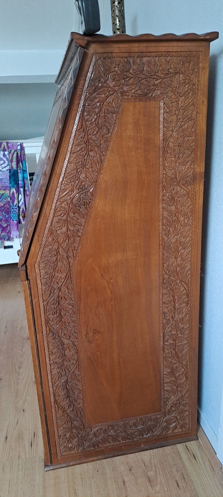 Vintage Teakhouten Secretaire met Handgesneden Houtsnijwerk, Ophalen