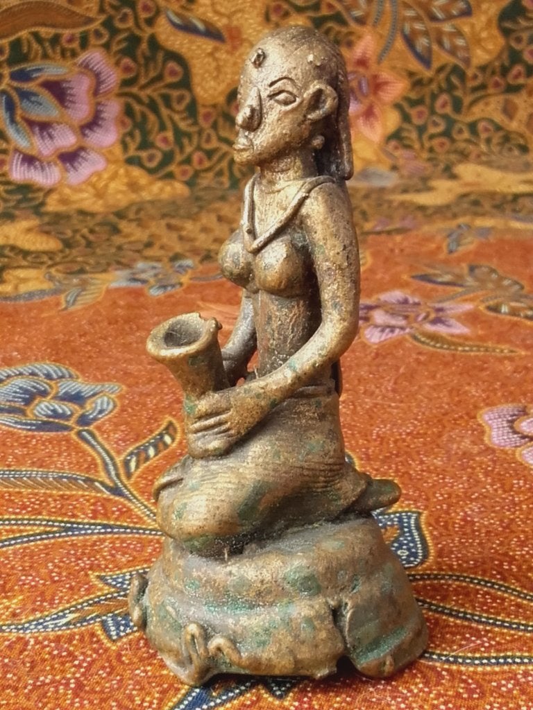 Antiek brons beeldje uit India van vrouw met beker 9,2 cm., India, Handgemaakt, Ophalen of Verzenden, Brons