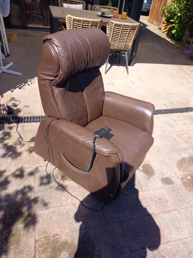 Comfortabele elektrische sta-op stoel - Bruin leer, Huis en Inrichting, Fauteuils, Gebruikt, Modern, Comfort, Ophalen of Verzenden