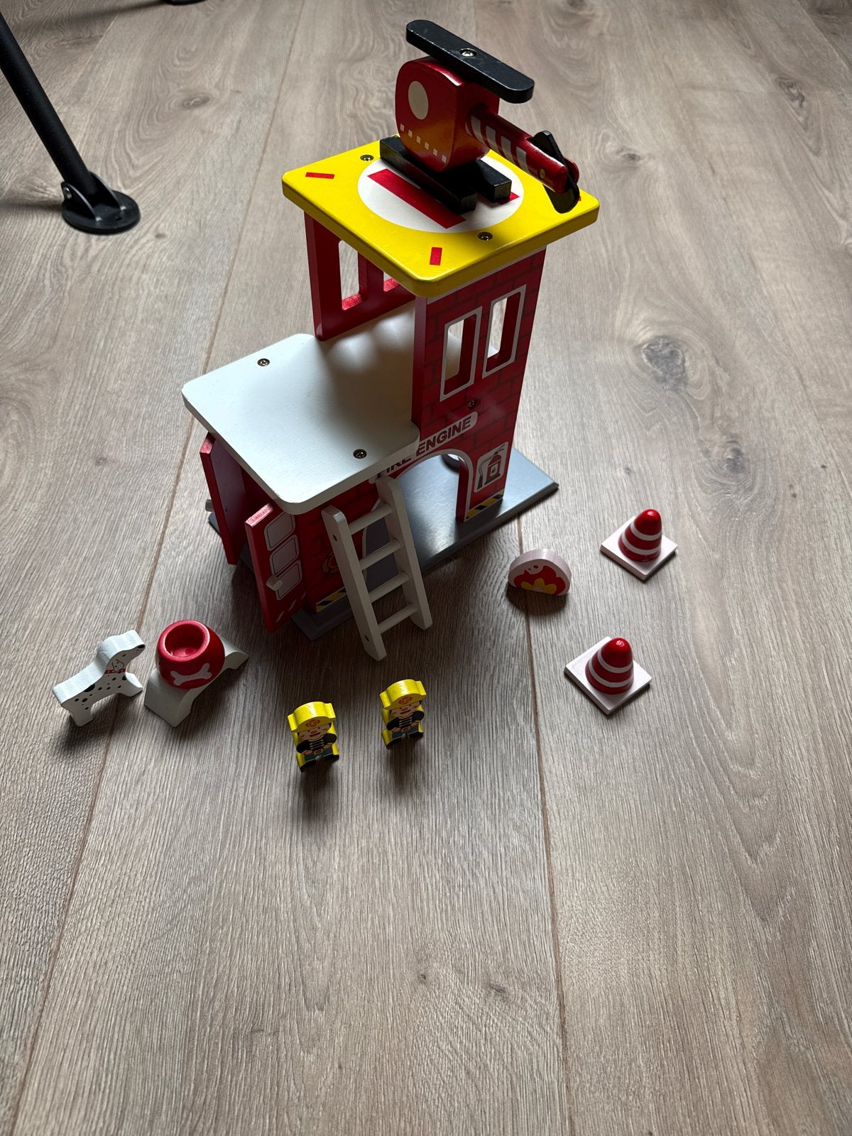 Houten brandweerkazerne van New Classic Toys, Kinderen en Baby's, Ophalen of Verzenden, Zo goed als nieuw, Overige typen
