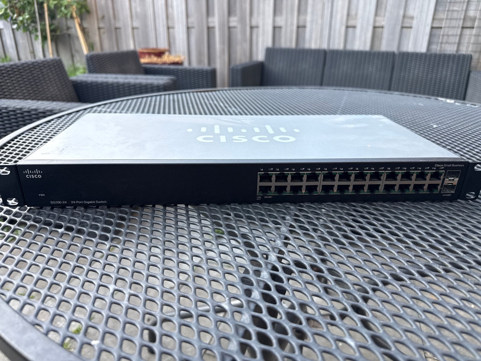 Cisco SG100-24 v2 24-poorts Gigabit Switch, Computers en Software, Netwerk switches, Ophalen of Verzenden, Zo goed als nieuw