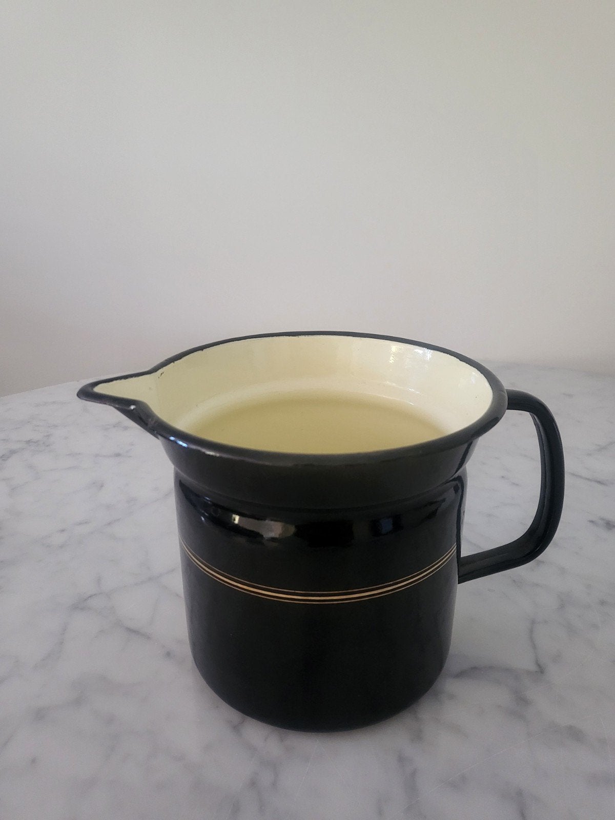 Vintage Zwarte Emaille Maatbeker met Gouden Strepen, Ophalen of Verzenden