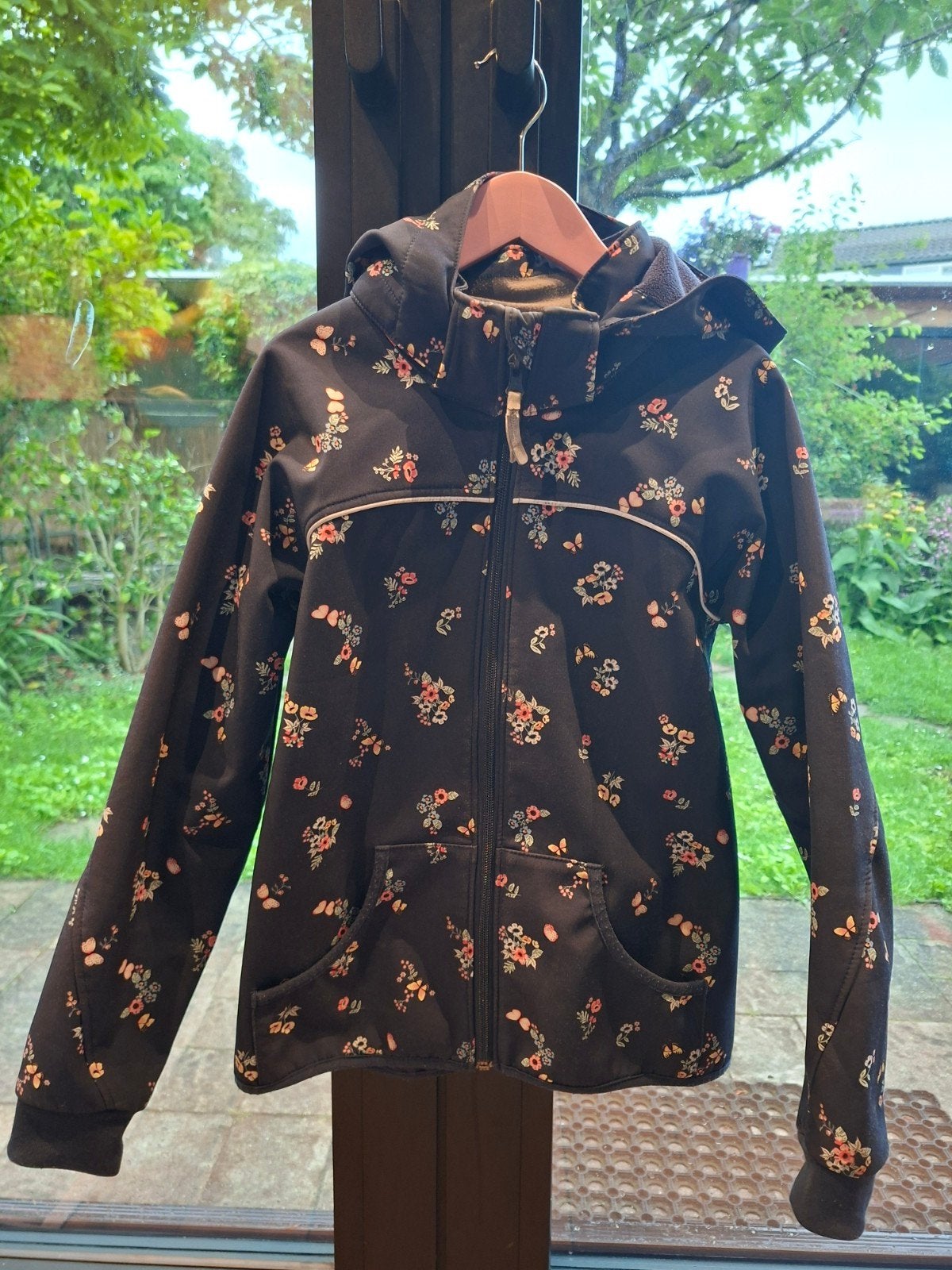 Superleuk H&M softshell regenjasje maat 140, Kinderen en Baby's, Kinderkleding | Maat 140, Gebruikt, Meisje, H&M, Ophalen of Verzenden