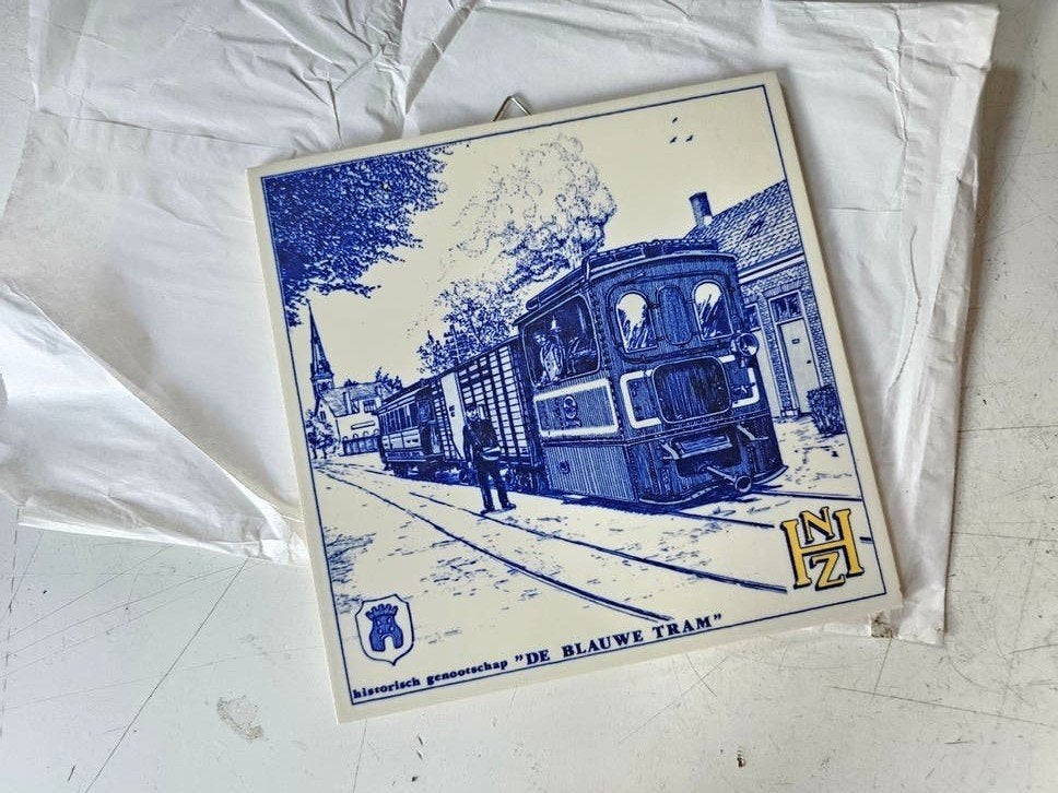 Historisch Tegeltje "De Blauwe Tram" - Spoorwegen, Verzamelen, Ophalen of Verzenden, Gebruikt, Tram, Overige typen