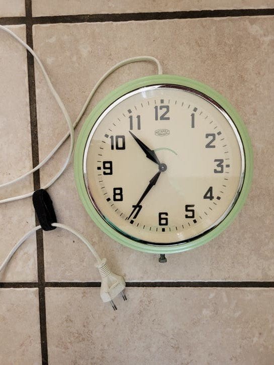Vintage Metamec elektrische wandklok met bakeliet binnenwerk, Verzenden