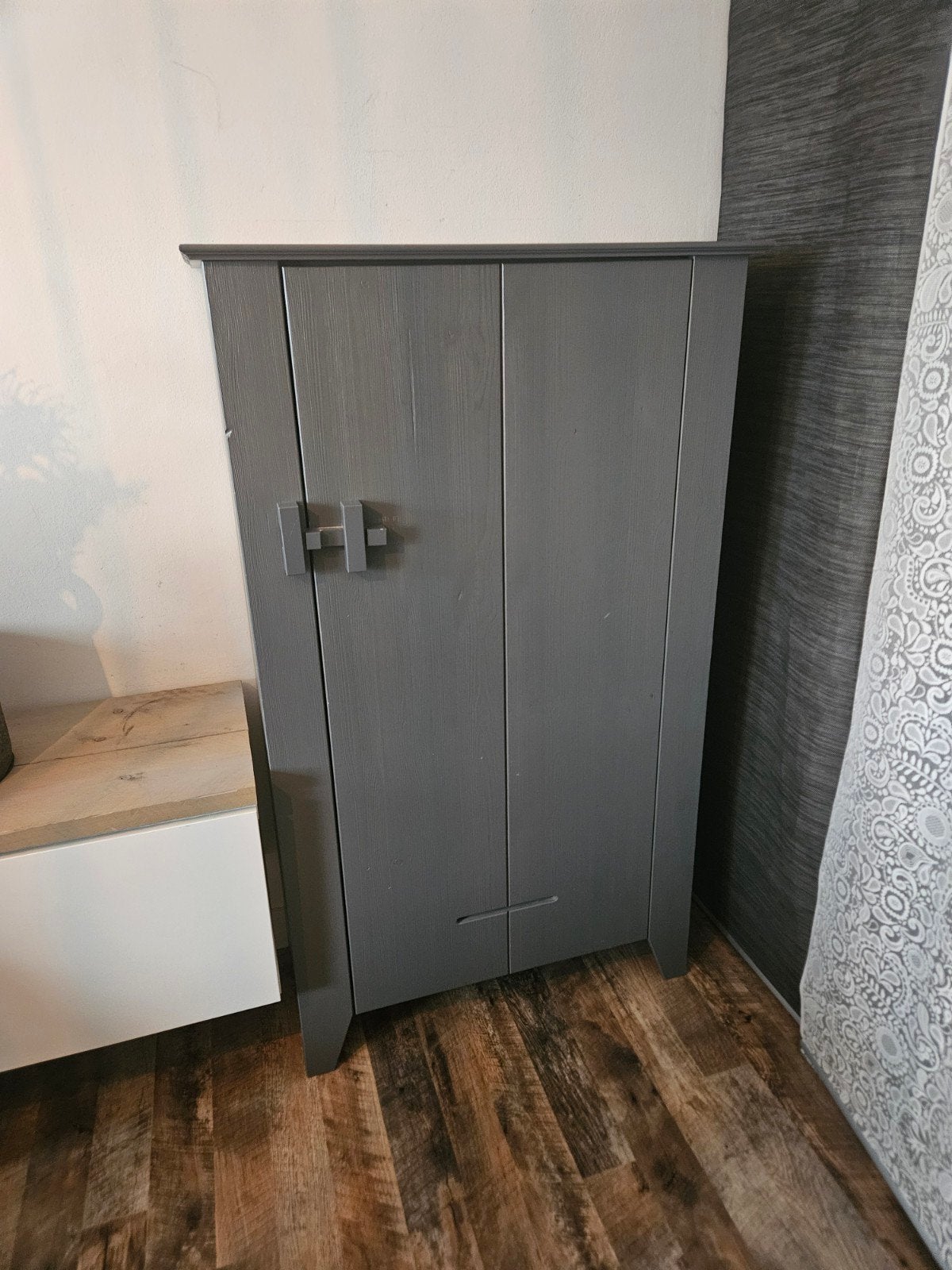 Grijze houten kast  Woood Gijs met planken, Ophalen, Zo goed als nieuw