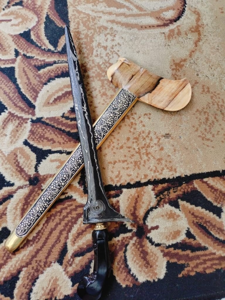 Antieke Keris Jalak Tilam Sari Pamor Triwarna Gayaman SUW50, Wapen, Verzenden, Overige materialen, Indonesië