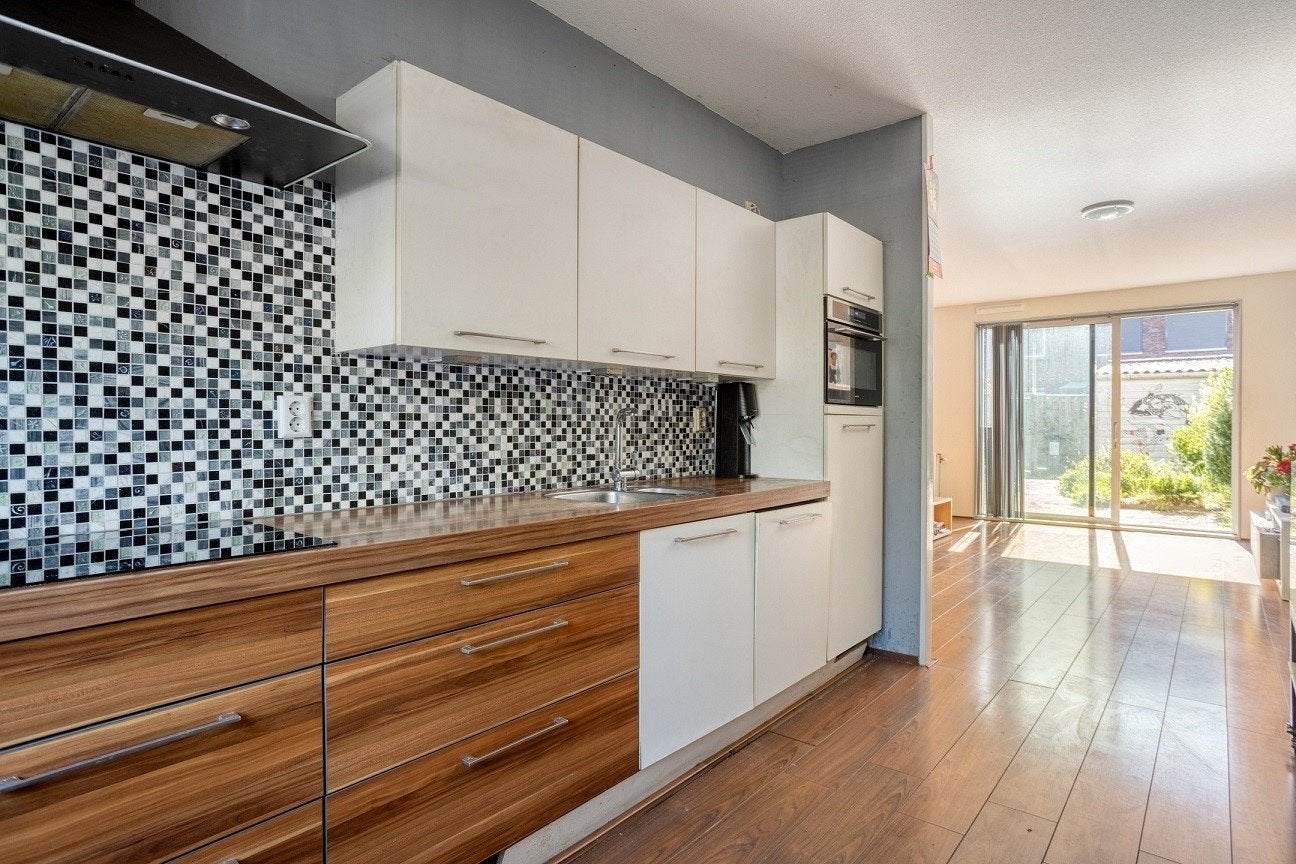 Moderne keuken met houten blad en inbouwapparatuur, Ophalen, Gebruikt, Wit, Enkelwandige keuken