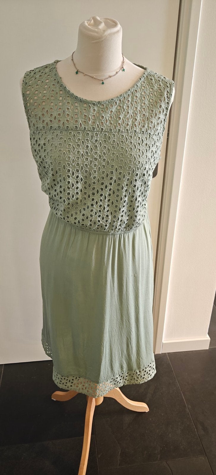 Pastelgroene zomerjurk broderie met mooie rug L, Ophalen of Verzenden, Zo goed als nieuw, Groen, Onder de knie