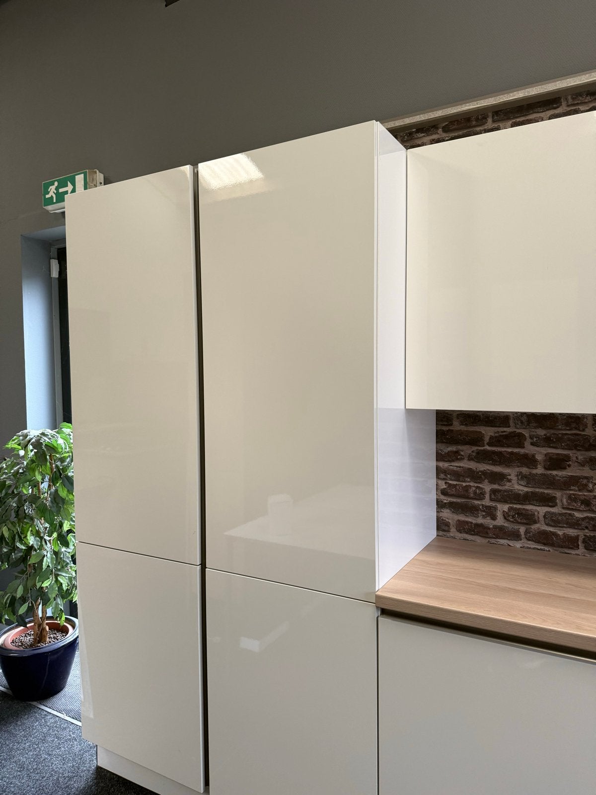 Moderne witte keuken met inbouwapparatuur, Huis en Inrichting, Ophalen, Wit, Enkelwandige keuken, Zo goed als nieuw