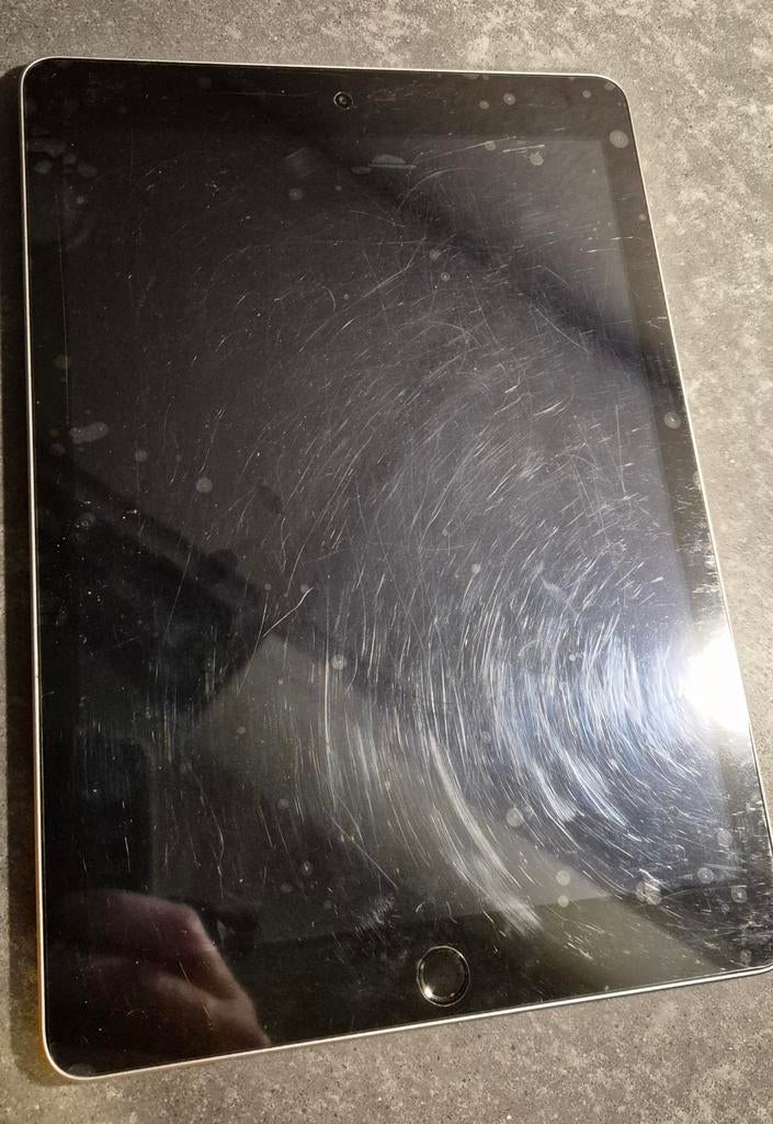 iPad 5th gen A1822 (WiFi), Computers en Software, Apple iPads, 32 GB, Apple iPad, Zo goed als nieuw, Grijs