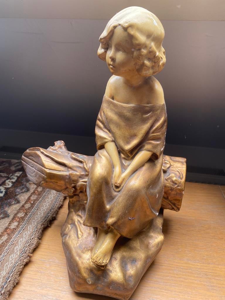 Beeld. Meisje op boomstam, Ophalen of Verzenden