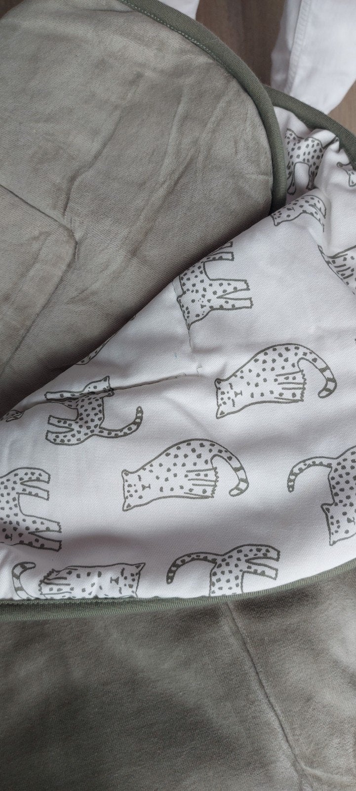 Boxkleed groen/beige met katten (Hema, 80x100cm), Ophalen of Verzenden, Zo goed als nieuw