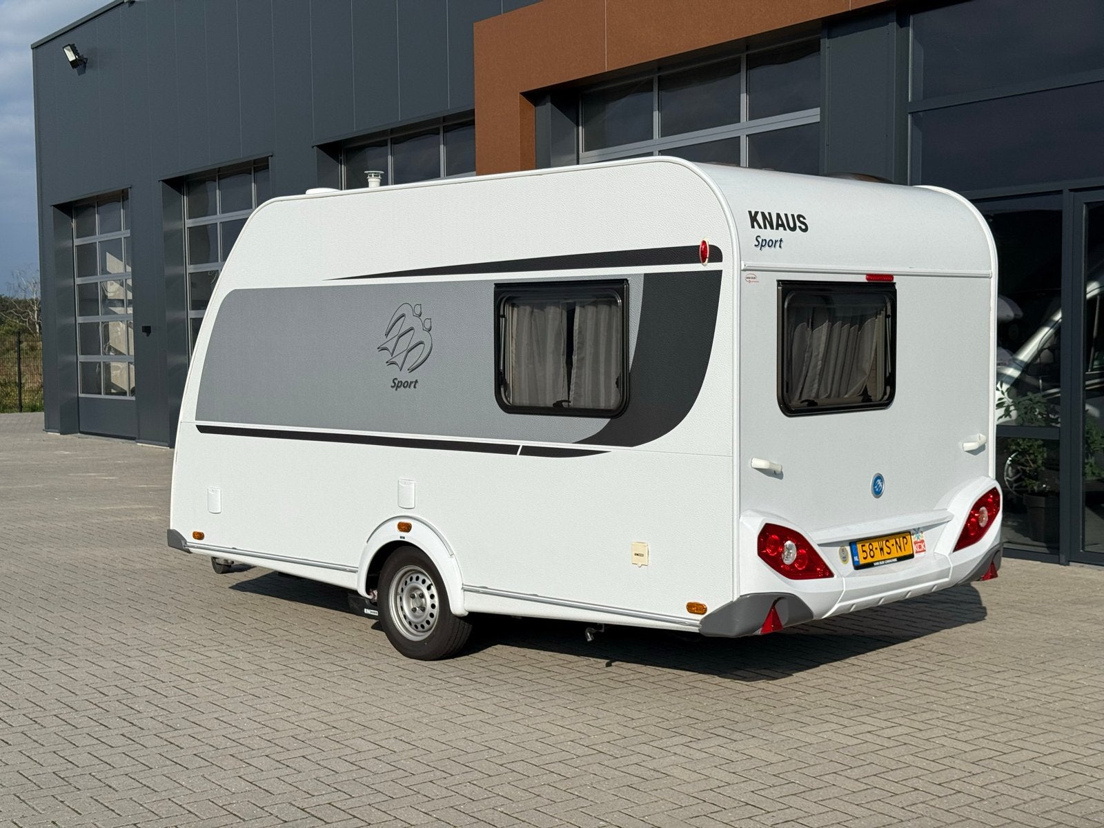 Knaus Sport 400 QD (2018) met mover van eerste eigenaar *, Caravans en Kamperen, Bedrijf, Knaus, Reservewiel, Tot 4 meter