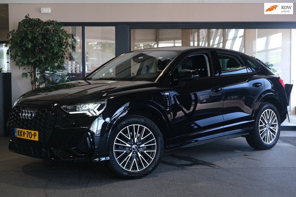 Audi Q3 Sportback 45 TFSI e S-line 245PK Matrix Led Navi ACC, Auto's, Gebruikt, Zwart, 4 cilinders, Zwart
