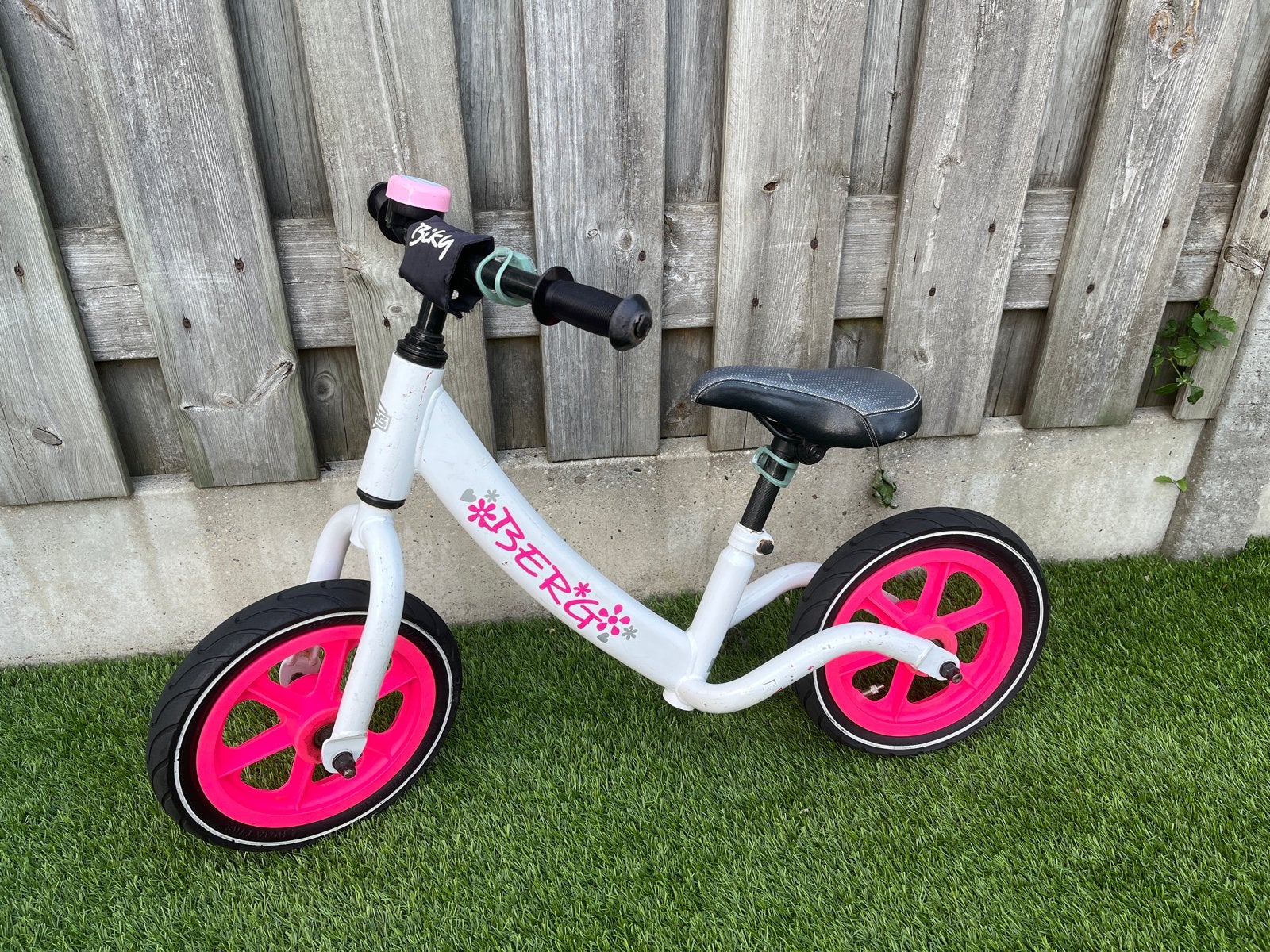 Berg Biky loopfiets wit/roze, Fietsen en Brommers, Fietsen | Kinderfietsjes, Ophalen, Gebruikt, Minder dan 16 inch