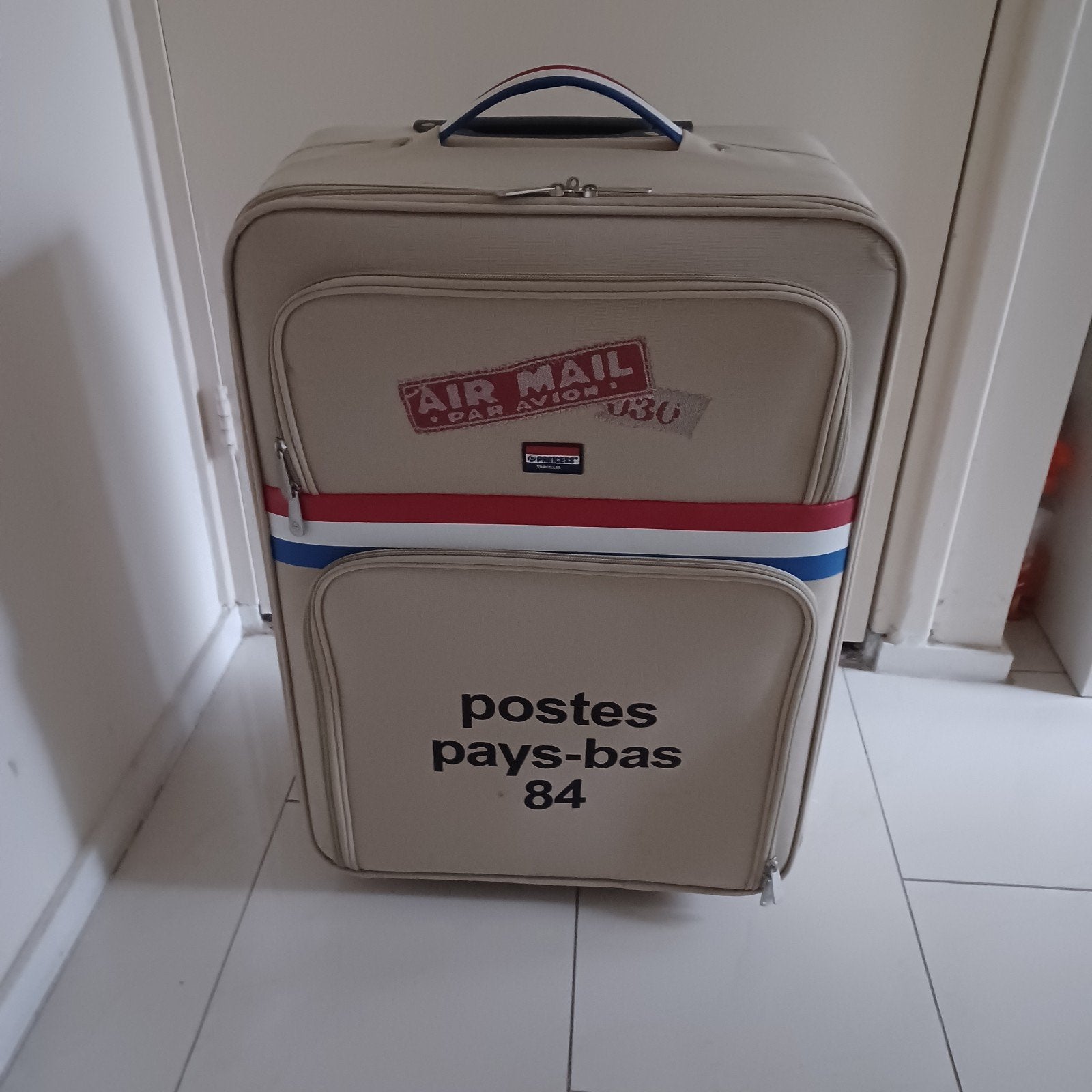 Koffer met leuke post print,maat M 20€, Overige materialen, Zo goed als nieuw, 35 tot 45 cm, Wieltjes