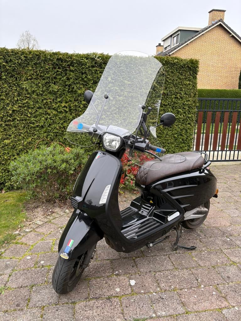 Zwarte elektrische scooter, Fietsen en Brommers, Snorfietsen en Snorscooters, Gebruikt, Elektrisch, Ophalen, Overige merken