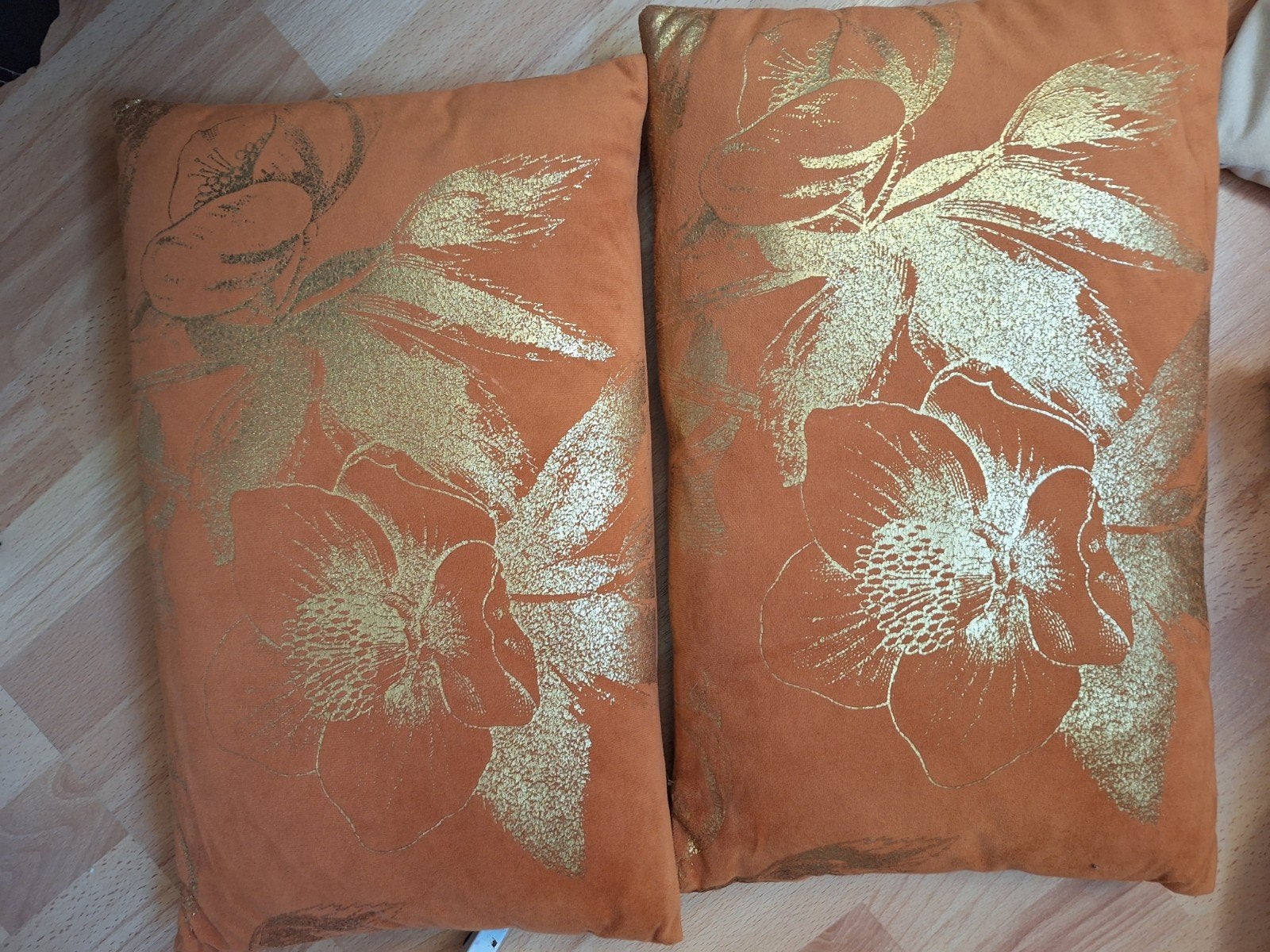 Set van 2 oranje kussens met gouden bloemenprint, Ophalen of Verzenden, Zo goed als nieuw, Oranje, Rechthoekig