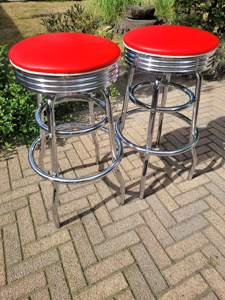 2 rode Amerikaanse Bel Air barkrukken retro sixties fifties, Ophalen, 60 tot 90 cm, Met voetsteun, Zo goed als nieuw