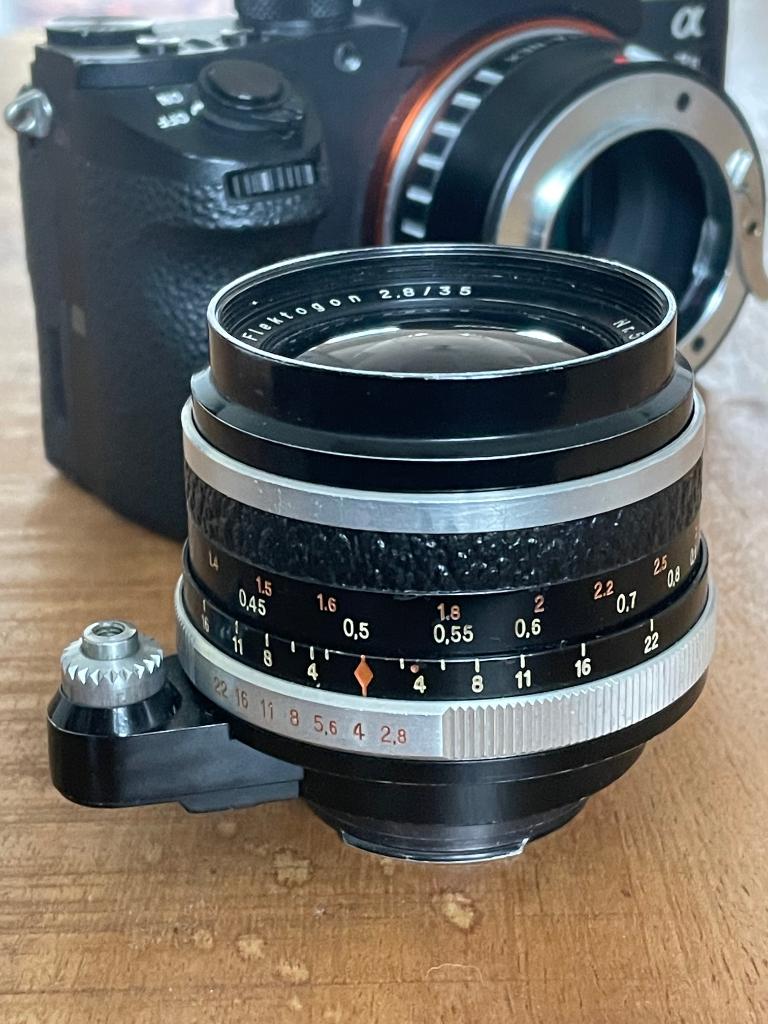 Flektogon 35mm f2.8 Carl Zeiss Jena Exa (en E-mount adapter), Verzamelen, Fotografica en Filmapparatuur, Ophalen of Verzenden
