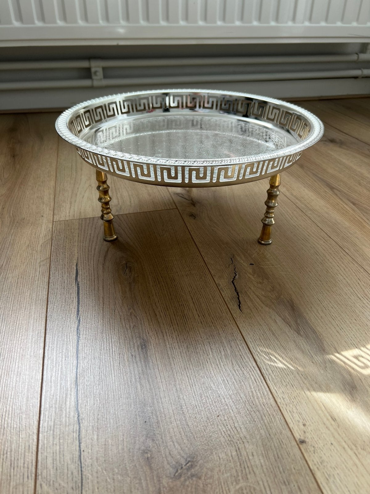 Oosters zilverkleurig dienblad op goudkleurige poten, Huis en Inrichting, Overige materialen, Gebruikt, Rond, Ophalen of Verzenden