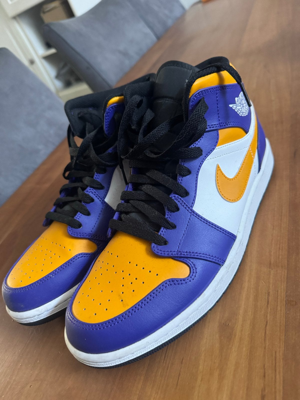 Nike Air Jordan 1 Mid Lakers, Ophalen of Verzenden, Gedragen, Overige kleuren, Sneakers of Gympen