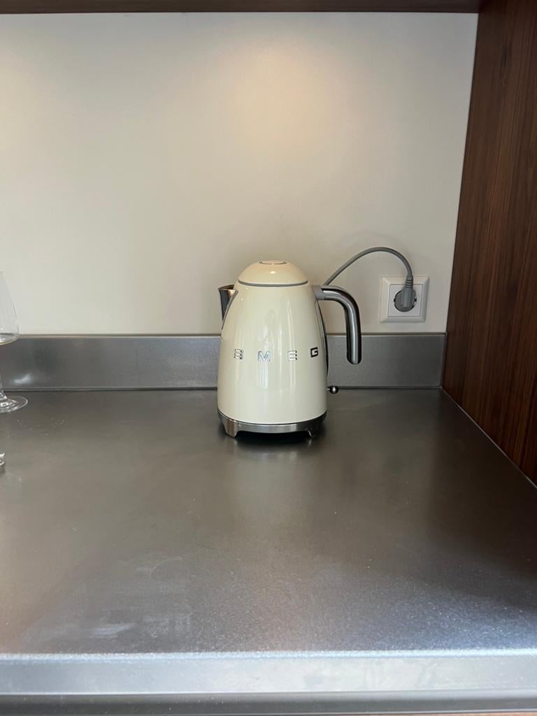 Smeg waterkoker 1.7L creme, 1 tot 2 liter, Ophalen of Verzenden, Zo goed als nieuw