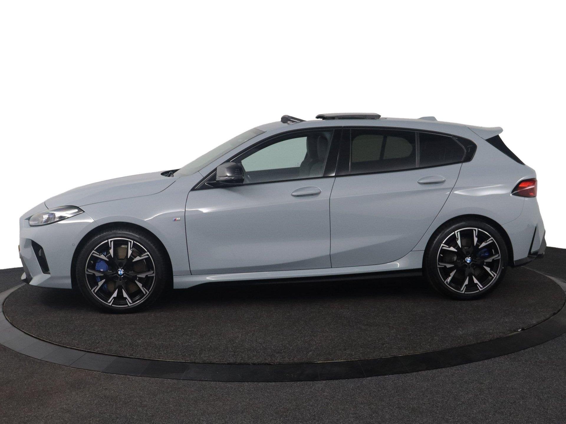 BMW 1-serie M135 xDrive Panoramadak | Iconic Glow | Parking, Auto's, 1998 cc, Gebruikt, 4 cilinders, Met garantie (alle)