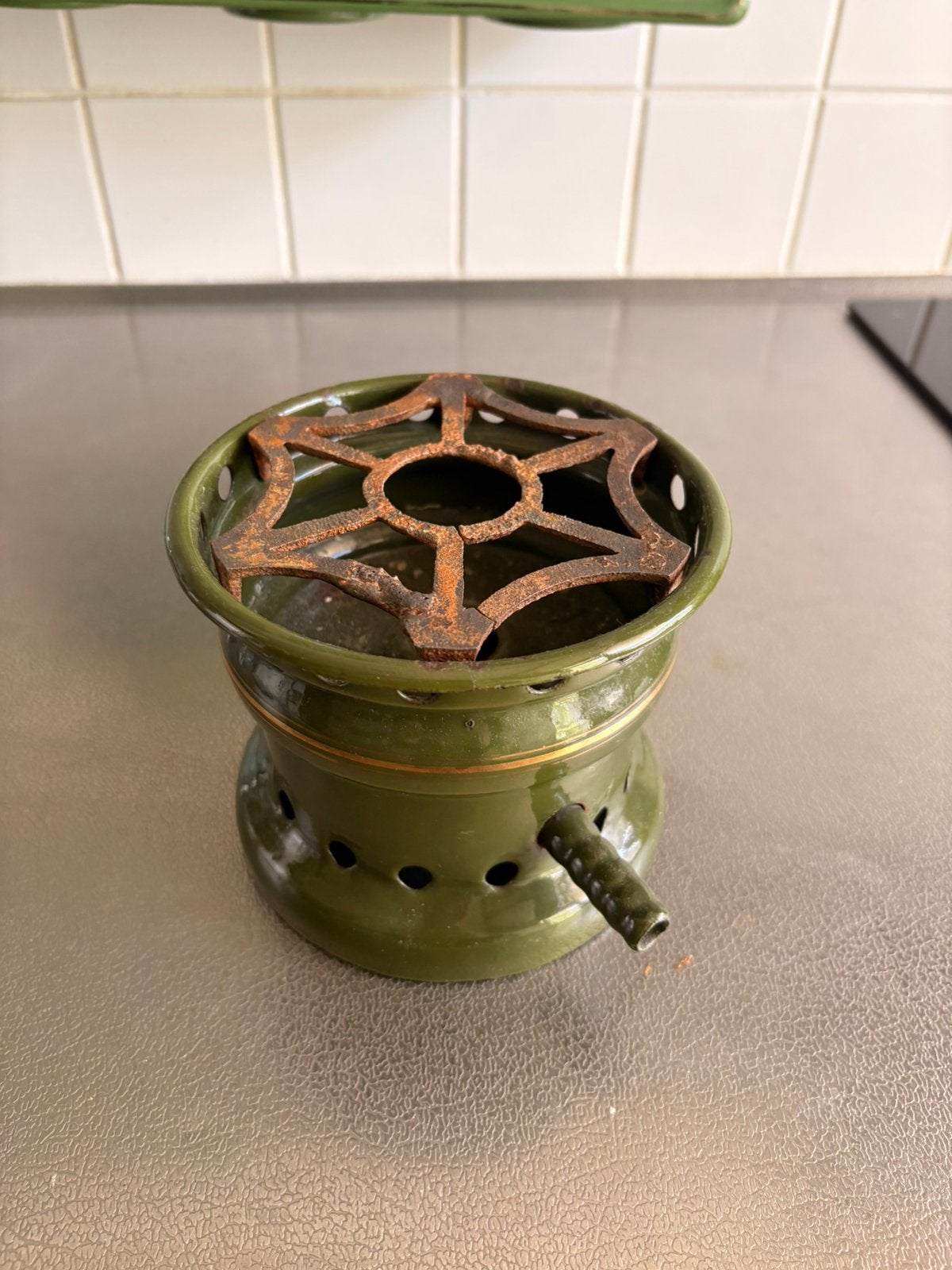 Klein emaille gaskomfoor reseda-groen met gouden bies., Ophalen of Verzenden