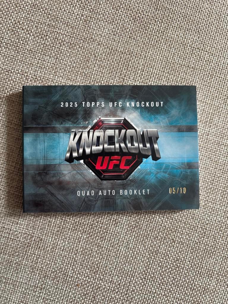 2025 Topps UFC Knockout Quad Auto Booklet 05/10, Verzamelen, Ophalen of Verzenden, Zo goed als nieuw, Overige sporten, Spelerskaart