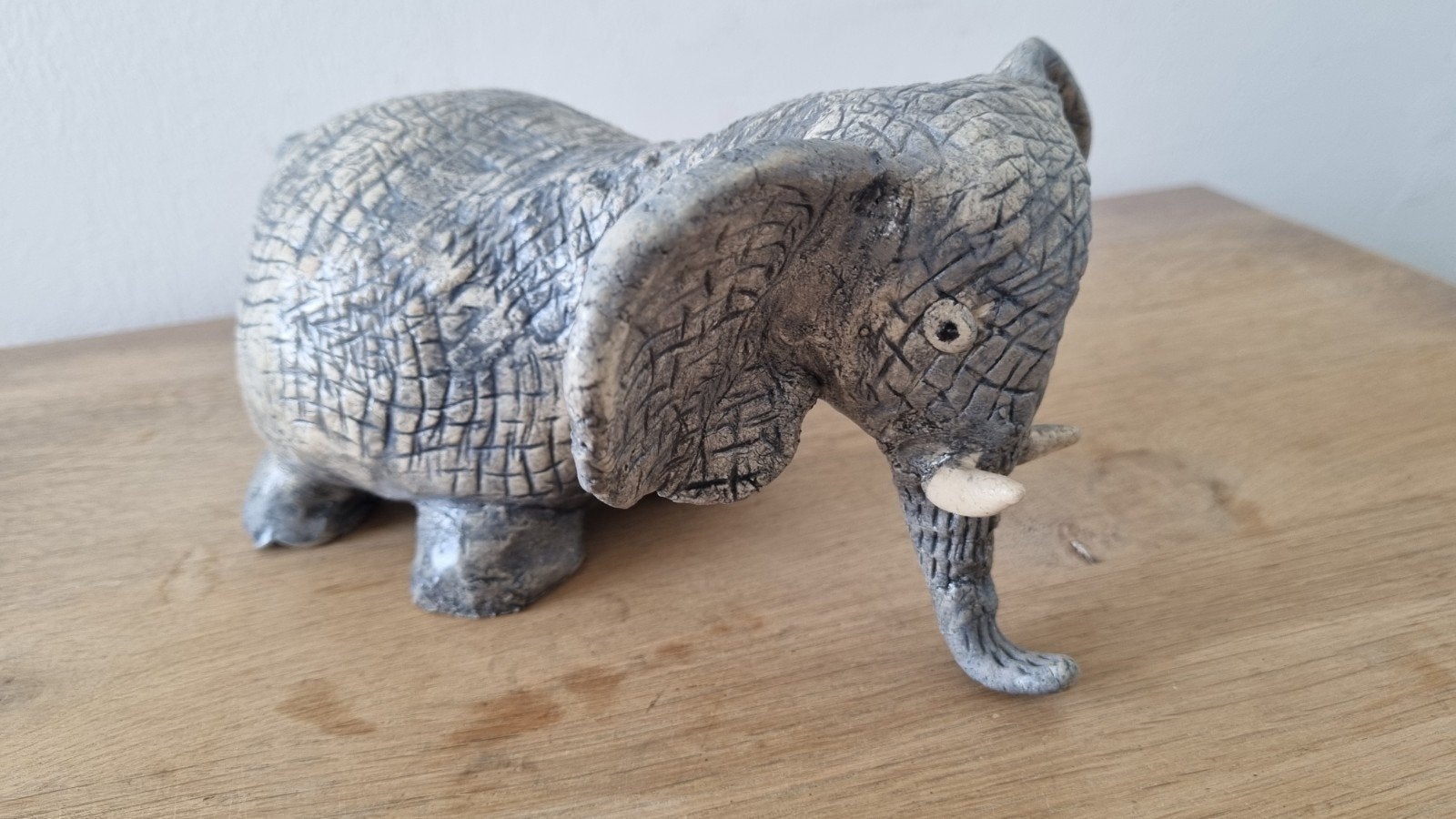 Keramieken olifant beeldje - Handgemaakt, Antiek en Kunst, Minder dan 20 cm, Ophalen of Verzenden, Zoogdier, Steen of Keramiek