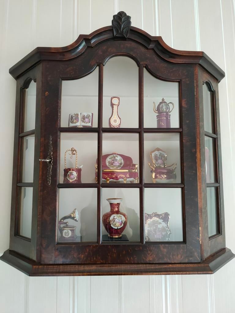 Notenhouten kastje met Limoges porselein, Antiek en Kunst, Antiek | Meubels | Kasten, Ophalen
