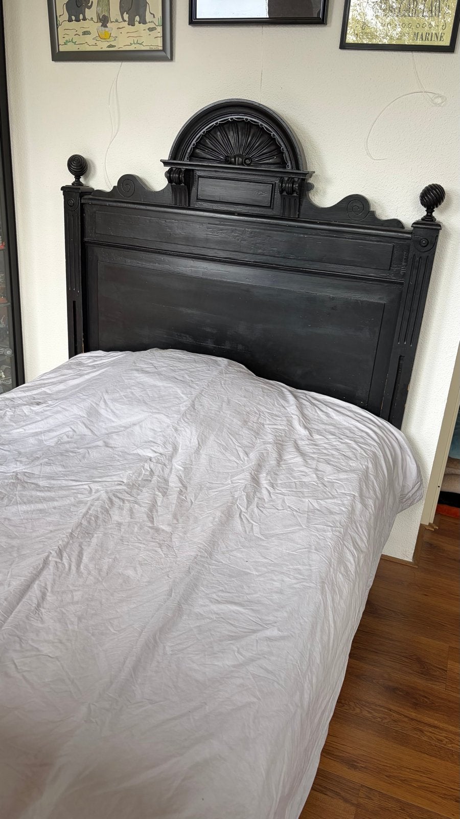 Antiek zwart geverfd bed met op maat gemaakt matras, Huis en Inrichting, Slaapkamer | Bedden, Ophalen, Gebruikt, Eenpersoons, Zwart