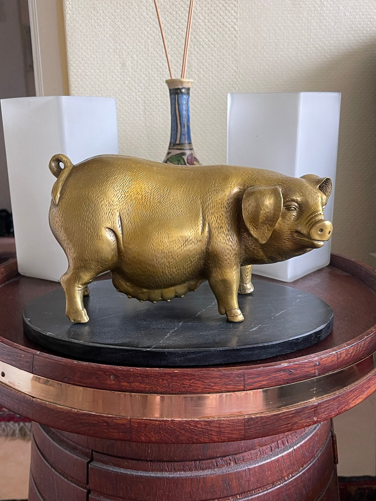 Bronzen varken beeld op marmeren sokkel, Ophalen of Verzenden, Op sokkel, Beeld, Goud