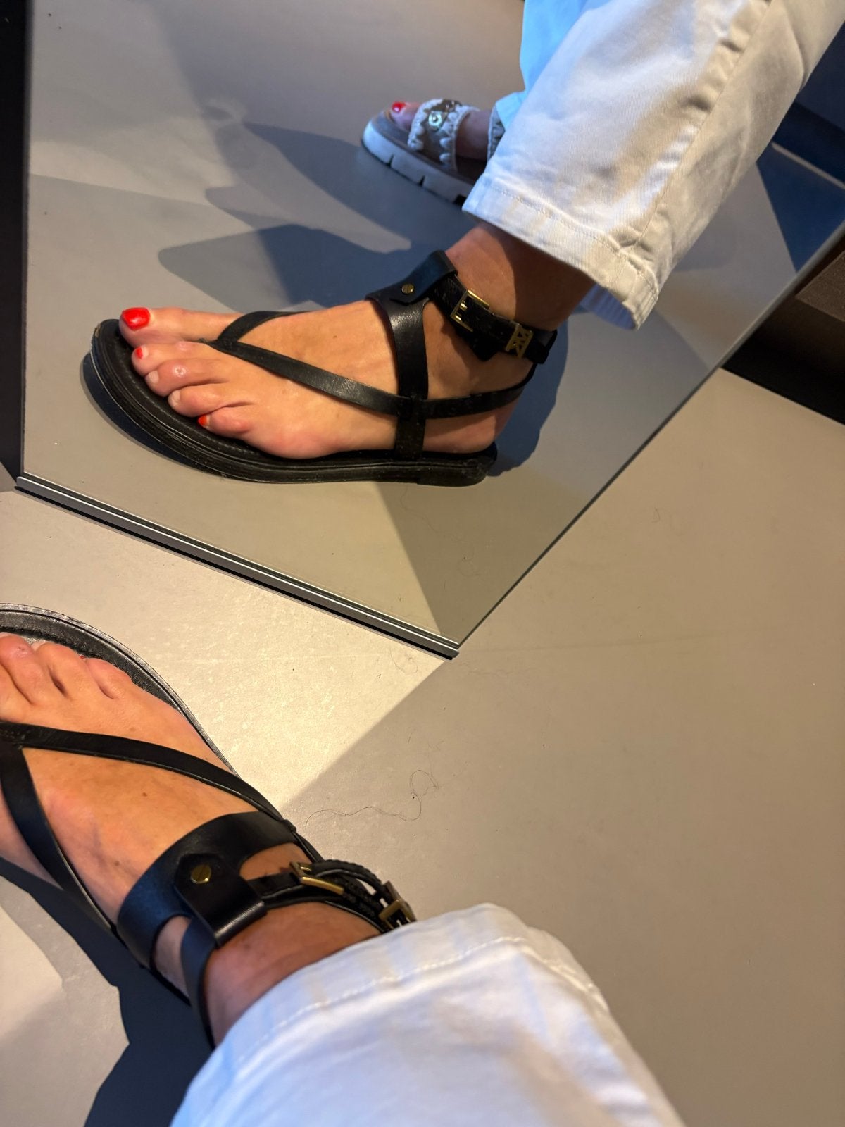 Michael Kors zwarte sandalen met gouden details, Ophalen of Verzenden, Zo goed als nieuw, Zwart, Sandalen of Muiltjes