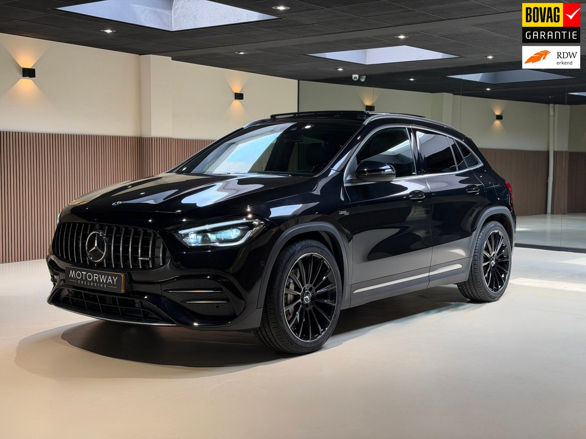 Mercedes-Benz GLA-klasse AMG 35 4Matic Pano|Memory|Camera|BO, Auto's, Automaat, 4 cilinders, Zwart, Bedrijf
