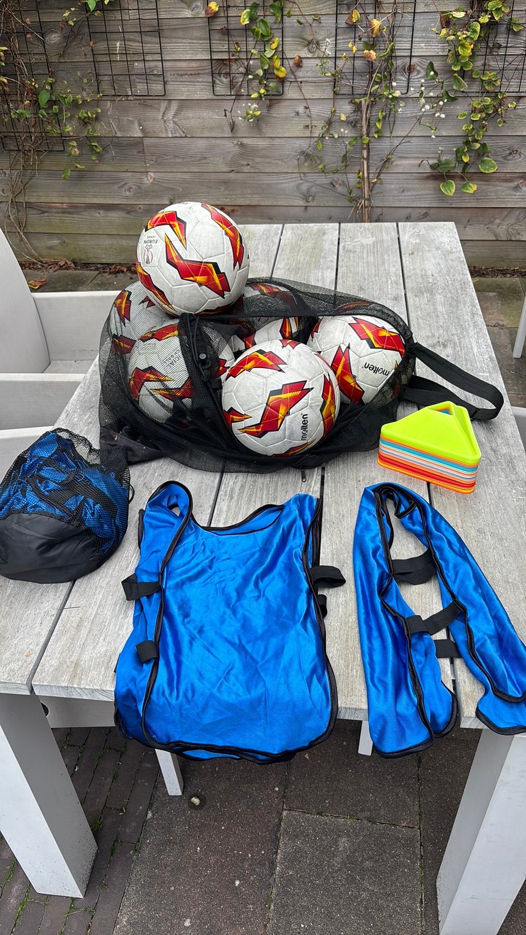 Trainingsmateriaal voetbal jeugd 6 ballen, hesjes en pionnen, Maat S, Ophalen of Verzenden, Zo goed als nieuw, Clubaccessoires