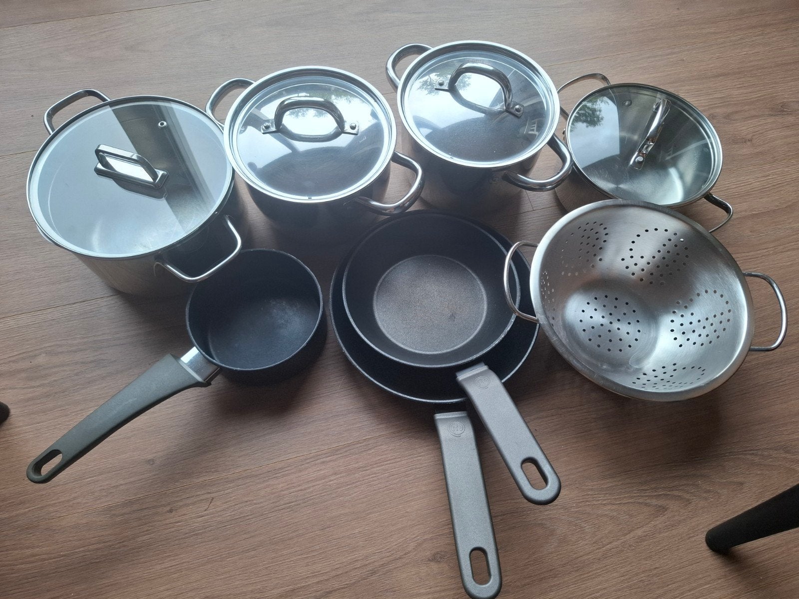 Inductie pannenset met bakpannen en sauspannetje, Ophalen