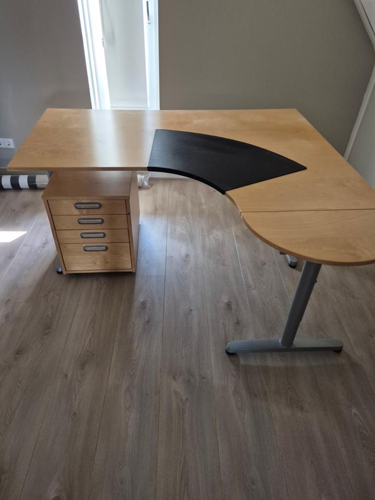Mooi Ikea Hoekbureau Galant, Huis en Inrichting, Bureaus, Ophalen, Met lades, Gebruikt, Hout